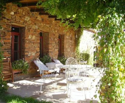 Zona exterior ajardinada de este coqueto hotel rural.