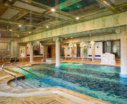 Piscina cubierta de las instalaciones del spa del hotel.