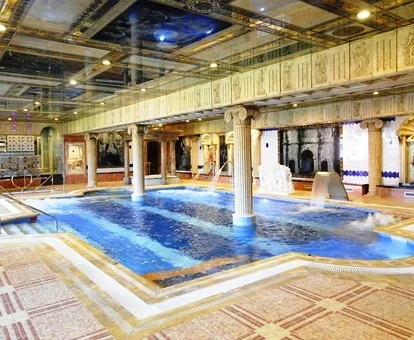 Piscina cubierta con elementos de hidroterapia del spa del hotel.