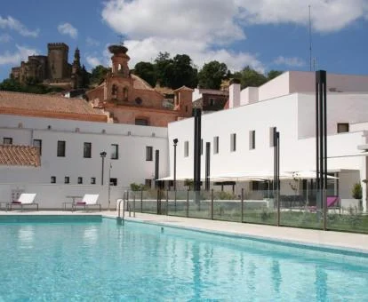 Edificio de este hotel con encanto con gran piscina al aire libre.