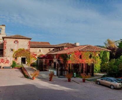 Edificio de piedra de este hermoso hotel boutique rural con jardín vertical.