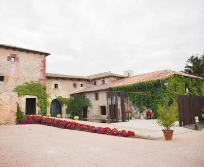 Edificio de este acogedor hotel en un tranquilo entorno rural.