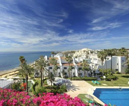 Vista aérea de este precioso hotel cerca de la playa.