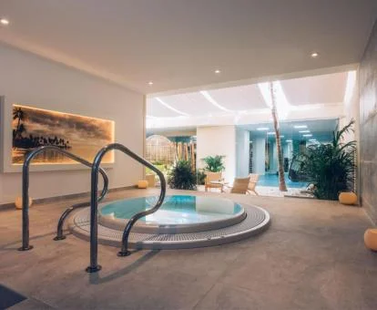 Zona de aguas del centro de bienestar del hotel.