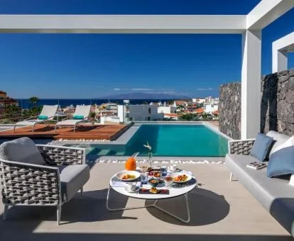 Fabulosa zona exterior con piscina privada de una de las villas del alojamiento.