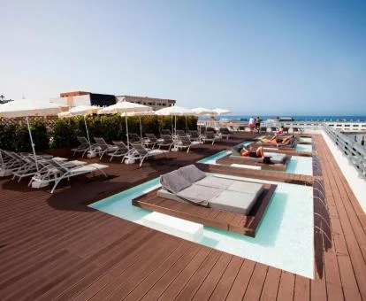Fabulosa terraza con piscinas privadas, solarium y vistas de este hotel boutique.