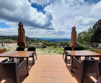 Terraza con comedores exteriores y preciosas vistas a la naturaleza.