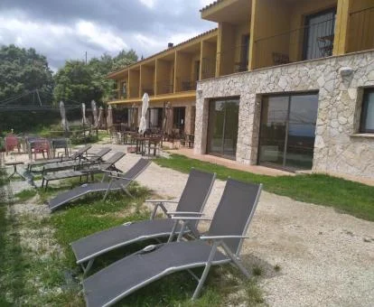 Hotel moderno de estilo rural rodeado de naturaleza.