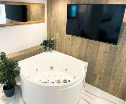 Bañera de hidromasaje circular de este apartamento independiente.