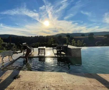 Zona exterior con piscina de borde infinito y preciosas vistas a la naturaleza de este hotel solo para adultos.