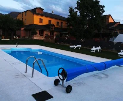 Edificio de este hotel solo para adultos con bellos jardines y piscina exterior.