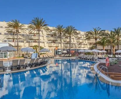 Hotel con encanto con gran piscina exterior y zonas al aire libre.