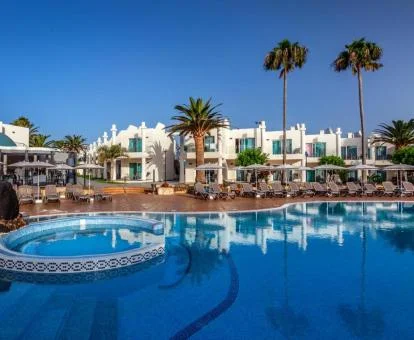 Amplia piscina exterior de este hotel romántico.