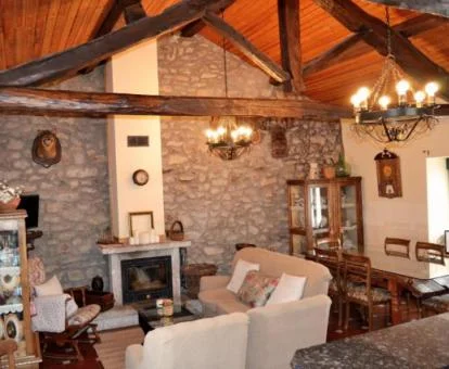 Zona interior de esta acogedora casa rural independiente de estilo tradicional.