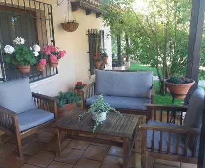 Terraza con mobiliario exterior de una de las acogedoras casas de campo de este cortijo.