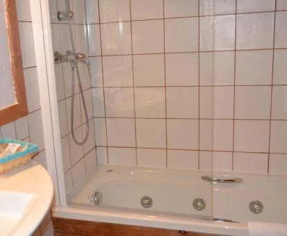 Bañera de hidromasaje privada en el baño de uno de los apartamentos de tres dormitorios de este establecimiento.