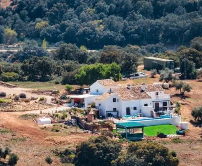 Edificio de este acogedor cortijo rural en medio del campo.