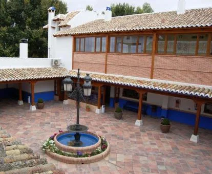 Patio interior de este acogedor cortijo con piscina.