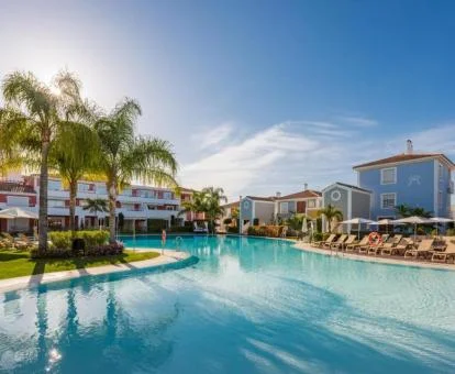 Fabuloso cortijo con una gran piscina al aire libre rodeada de tumbonas.