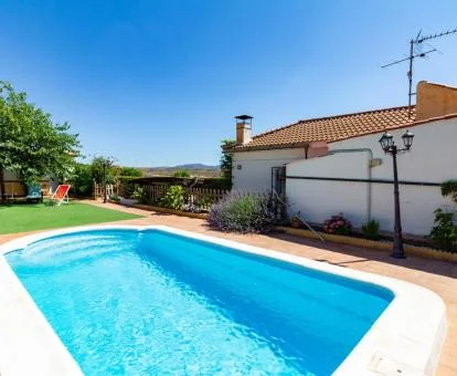Zona exterior con piscina privada de esta casa rural.
