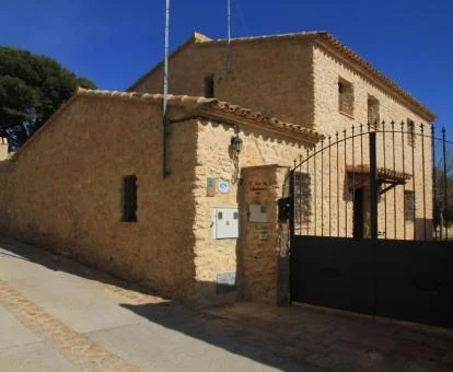 Edificio de piedra de este precioso cortijo rural.