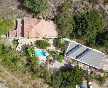 Vista aérea de este cortijo con piscina en un tranquilo entorno rural para explorar.