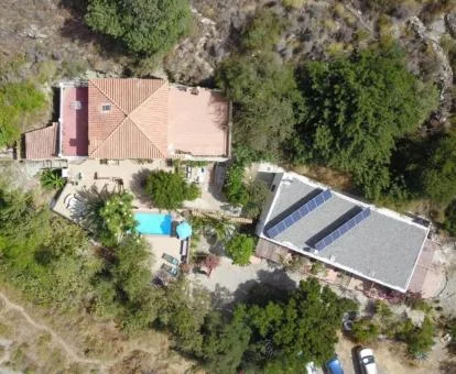 Vista aérea de este hotel con encanto con piscina exterior rodeada de vegetación.