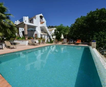 Precioso cortijo con zona exterior con piscina al aire libre rodeada de jardines.