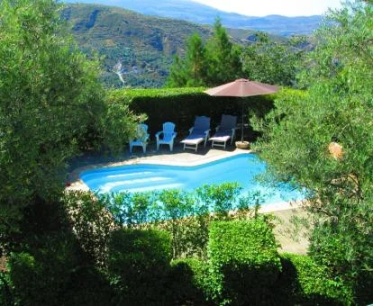 Piscina exterior rodeada de naturaleza de este precioso establecimiento rural.