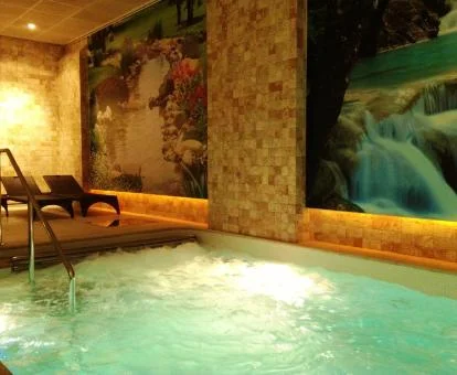 Piscina cubierta con zona de relajación del spa.