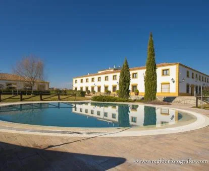 Hermoso edificio de este hotel boutique con piscina en un tranquilo entorno para descansar.