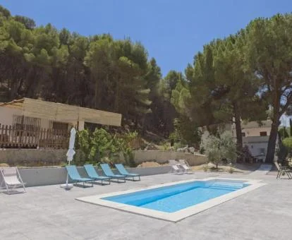 Amplia zona exterior privada con piscina rodeada de naturaleza de esta preciosa casa de campo.