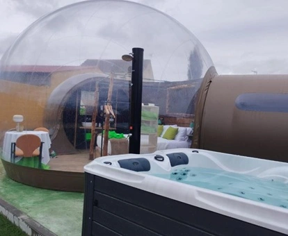 Suite Burbuja con vistas al cielo y dos habitaciones unidas a la burbuja con un jacuzzi exterior