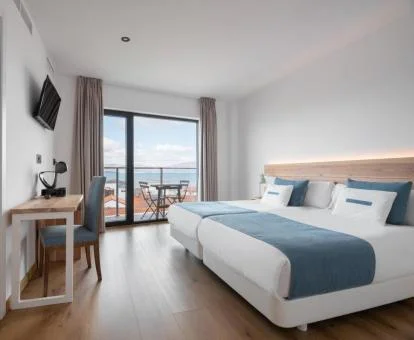 Una de las habitaciones con vistas al mar del hotel.