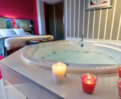 Una de las habitaciones con jacuzzi privado de este maravilloso hotel.