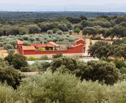 Hermoso complejo rural en medio del campo.