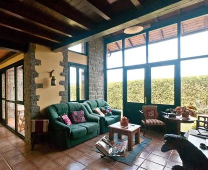 Salón compartido con amplios ventales de este hotel con encanto.