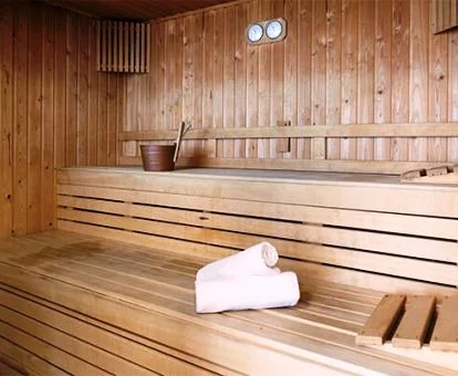 Sauna de las instalaciones de bienestar del hotel.