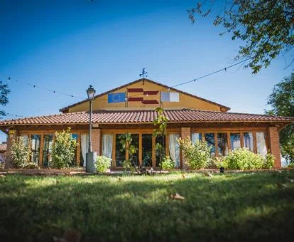 Coqueto hotel rural con amplios jardines.