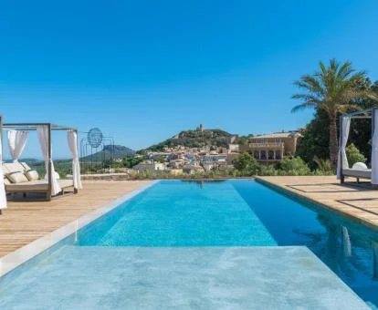 Preciosa piscina con vistas de este hotel romántico.