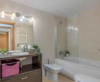 Baño con bañera de hidromasaje privada del apartamento de dos dormitorios del establecimiento.