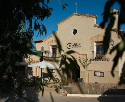 Edificio de este coqueto albergue con zonas exteriores.