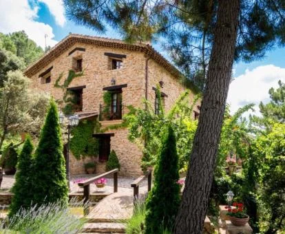 Hotel rural solo para adultos rodeado de naturaleza y bellos jardines.