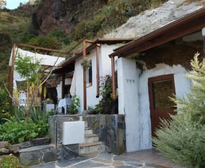 Establecimiento rural de este alojamiento con casas independientes excavadas en la montaña.