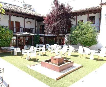 Patio ajardinado con mobiliario exterior de este coqueto resort.