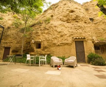Una de las acogedoras cuevas de este complejo rural.