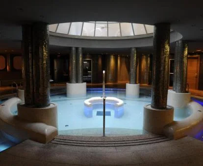 Preciosa zona de aguas del centro de bienestar del hotel.