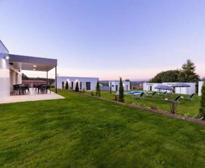 Exteriores de este maravilloso hotel rodeado de jardines con alojamientos independientes.