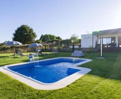 Zona exterior con piscina y amplios jardines de este hotel con encanto.