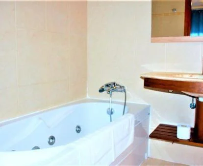 Baño con bañera de hidromasaje privada de este precioso apartamento con vistas.